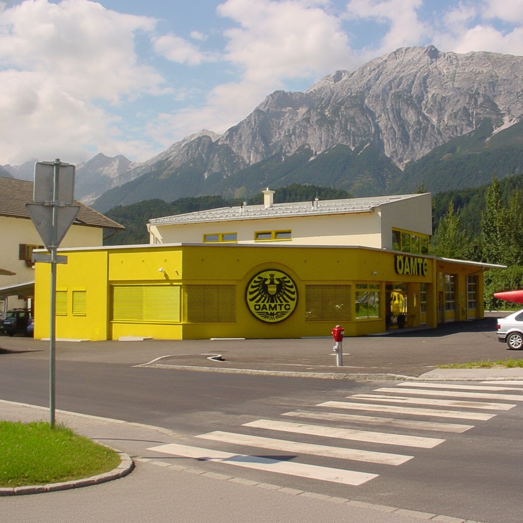 Vom Perktold-Team gedecktes ÖAMTC-Gebäude vor Tiroler Bergkulisse