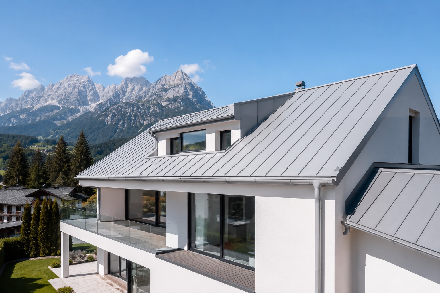 Modernes Haus mit hellem silbergrauem Aluminium-Stehfalzdach in Tirol